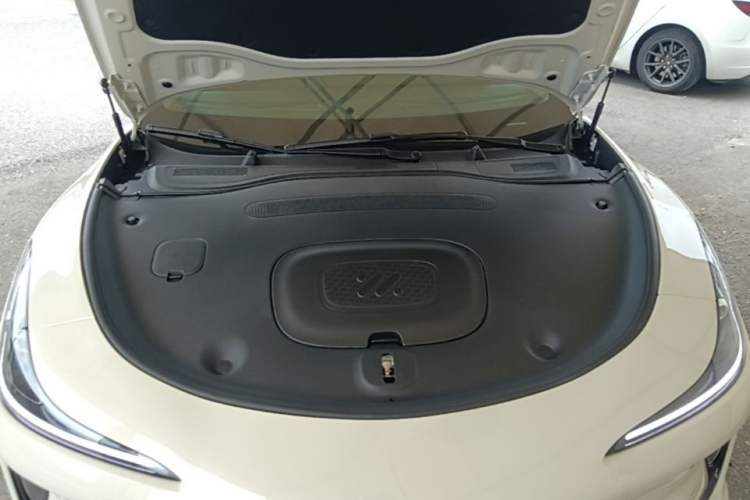 Used IM L6 2025 Max Engine Bay