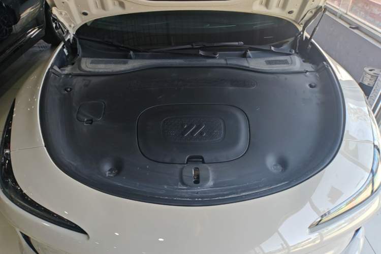 Used IM L6 2025 Ultra Model Engine Bay