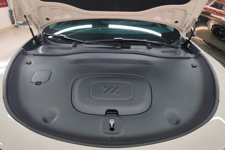 Used IM L6 2025 Max Engine Bay