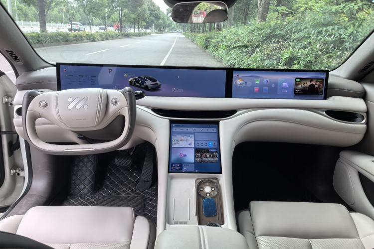 Used IM L6 2025 Ultra Model Interior 1