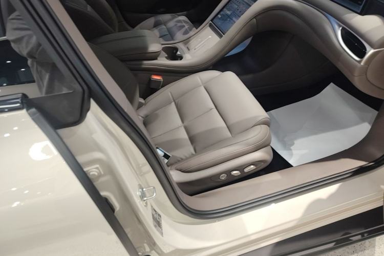 Used IM L6 2025 Max+ Right Front Seat