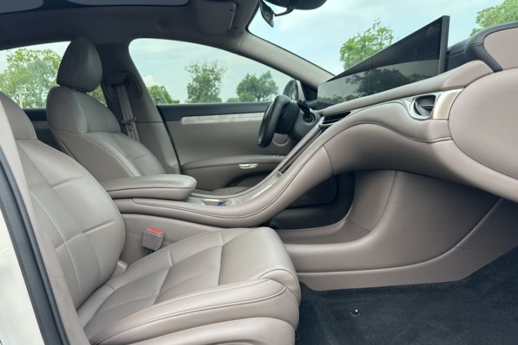 Used IM L6 2025 Ultra Model Right Front Seat