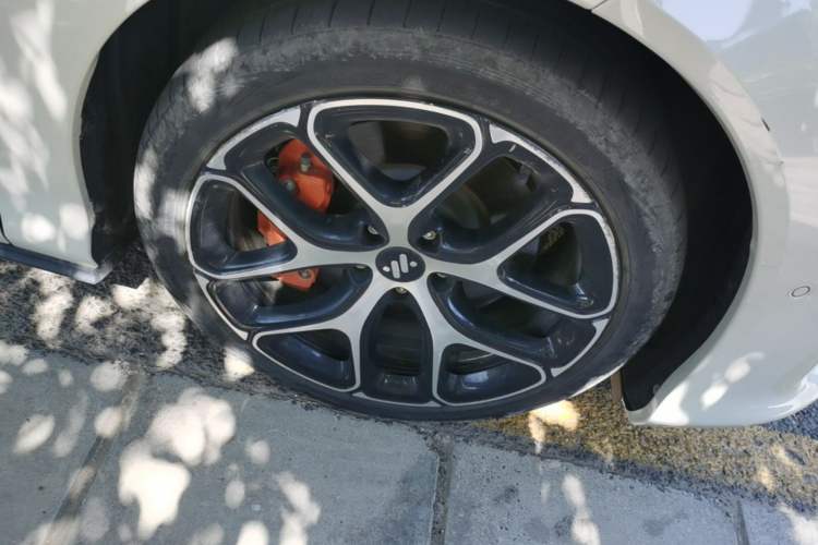 Used IM L6 2025 Ultra Model Right Front Wheel Hub