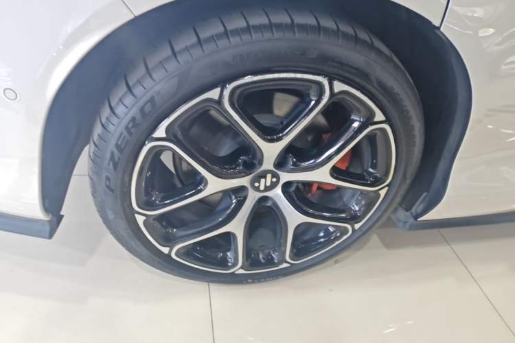 Used IM L6 2025 Ultra Model Right Rear Wheel Hub