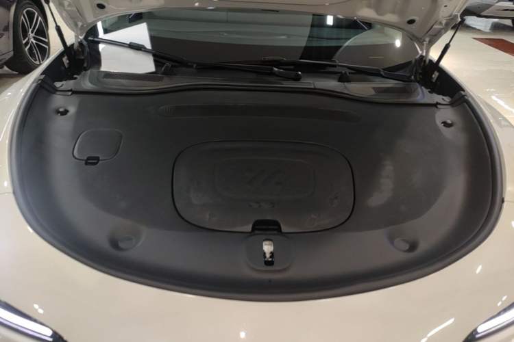 Used IM L6 2025 Ultra Model Engine Bay