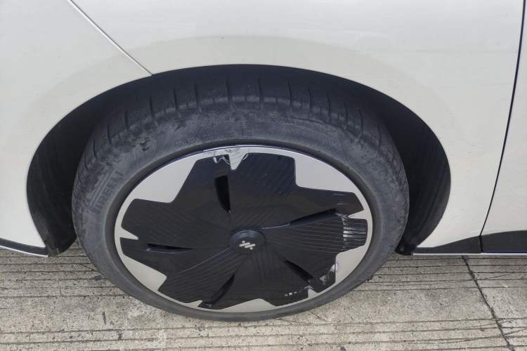 Used IM L7 2022 Dynamic Model Right Rear Wheel Hub