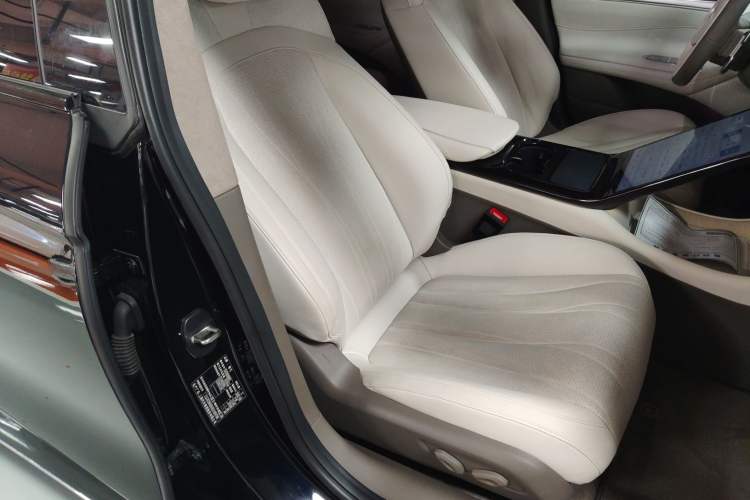 Used IM L7 2022 Dynamic Model Right Front Seat