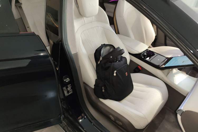 Used IM L7 2022 Dynamic Model Right Front Seat