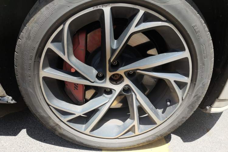Used IM L7 2022 Dynamic Model Right Front Wheel Hub