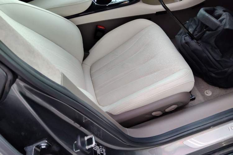 Used IM L7 2022 Dynamic Model Right Front Seat