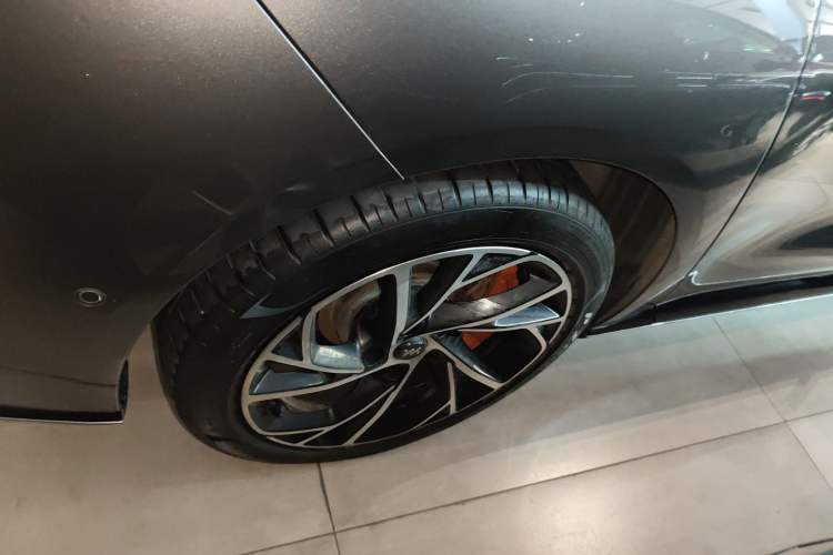 Used IM L7 2022 Dynamic Model Right Rear Wheel Hub