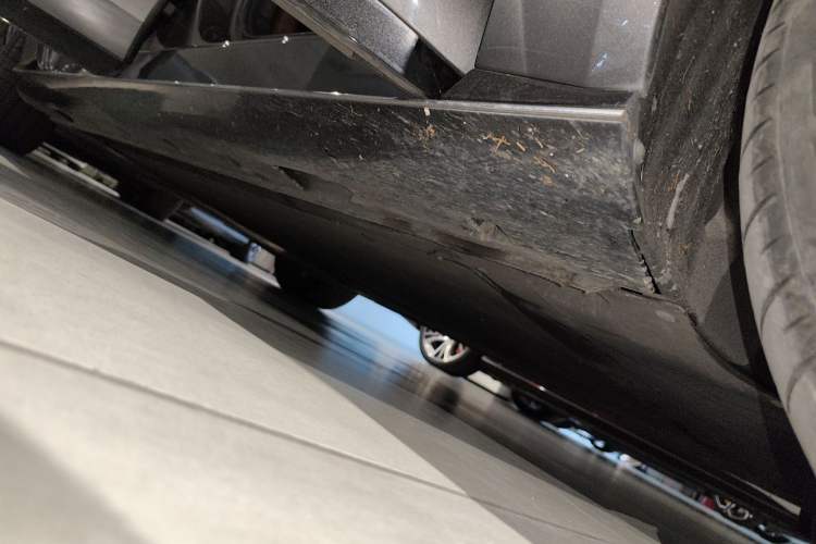 Used IM L7 2022 Dynamic Model Right Side Sill