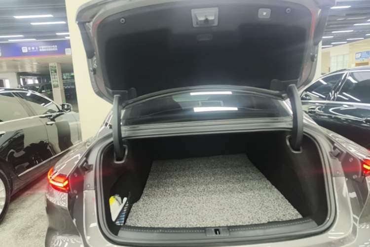 Used IM L7 2022 Dynamic Model Trunk