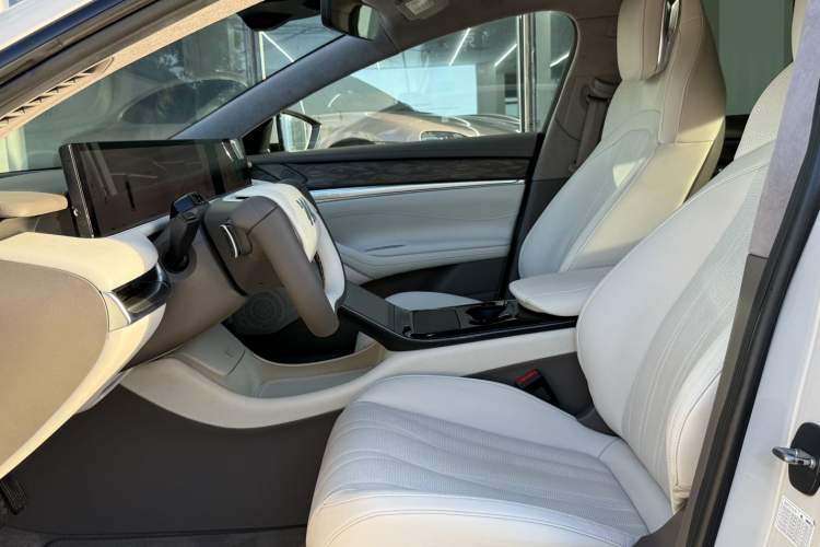 Used IM L7 2022 Dynamic Model Interior 2