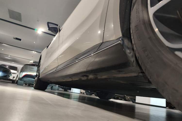 Used IM L7 2022 Dynamic Model Left Side Sill