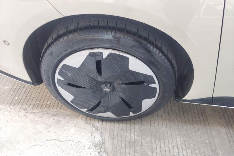 Used IM L7 2022 Dynamic Model Right Rear Wheel Hub