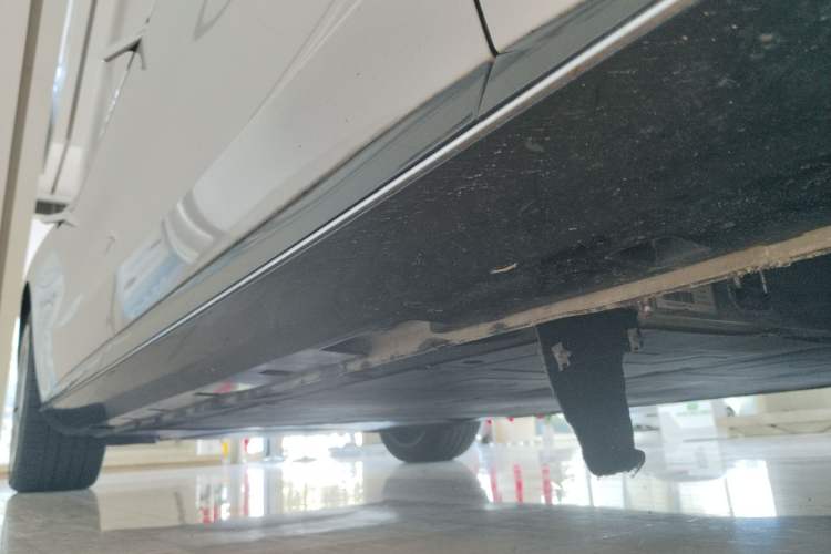 Used IM L7 2022 Dynamic Model Right Side Sill