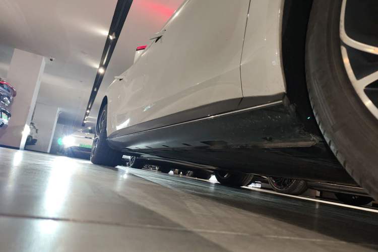 Used IM L7 2022 Dynamic Model Right Side Sill