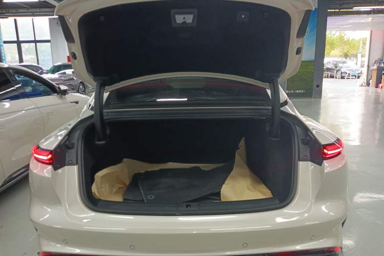 Used IM L7 2022 Dynamic Model Trunk