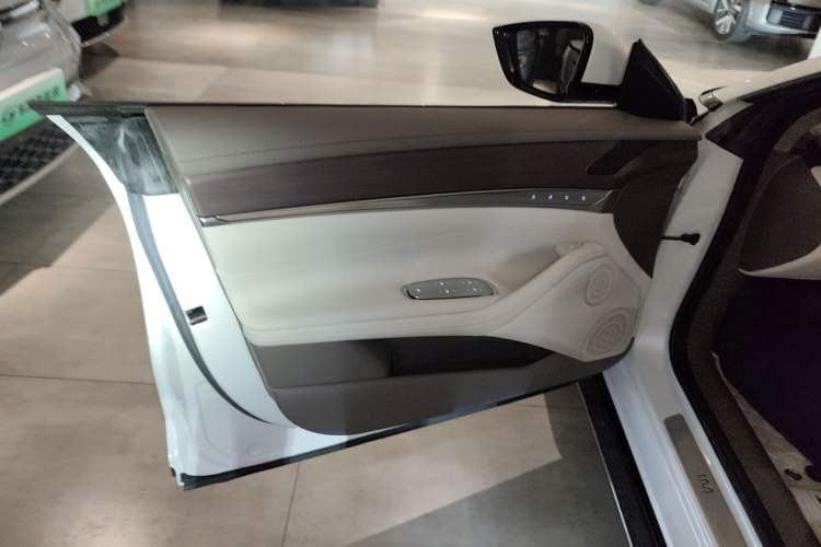 Used IM L7 2022 Pro Model Left Front Door Interior