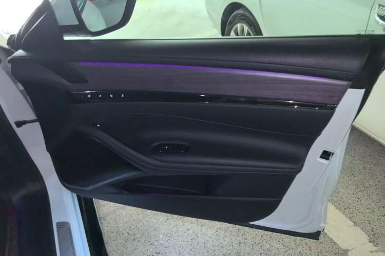 Used IM L7 2022 Pro Model Right Front Door Interior