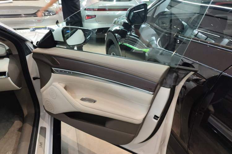 Used IM L7 2022 Pro Model Right Front Door Interior