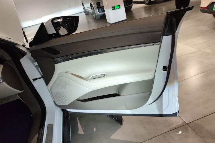 Used IM L7 2022 Pro Model Right Front Door Interior
