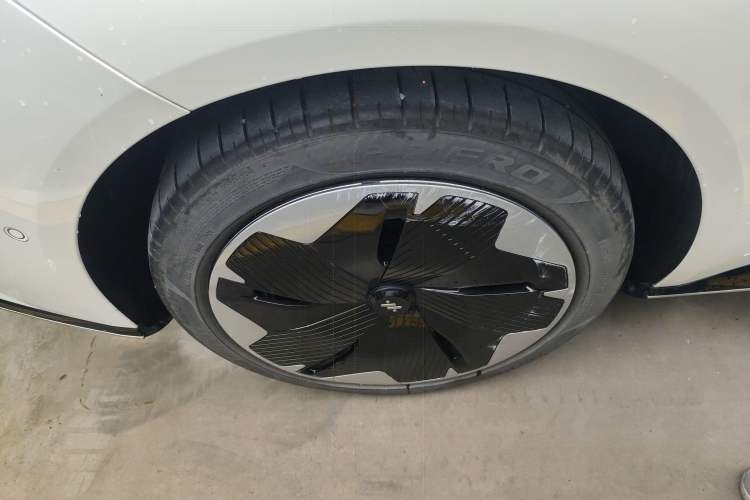Used IM L7 2022 Dynamic Model Right Rear Wheel Hub