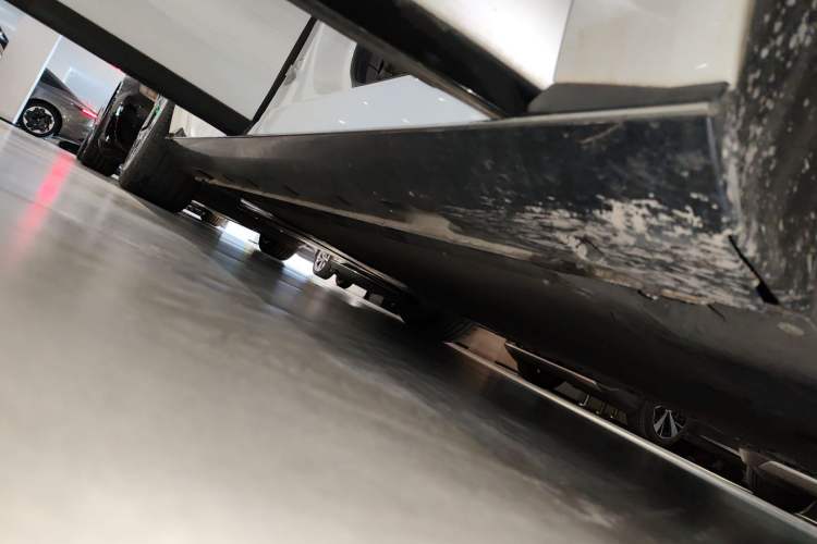 Used IM L7 2022 Dynamic Model Right Side Sill