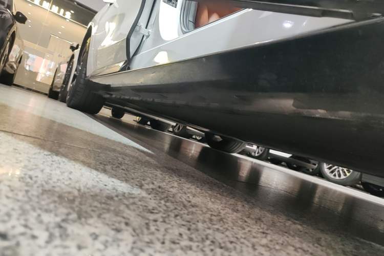 Used IM L7 2022 Dynamic Model Right Side Sill