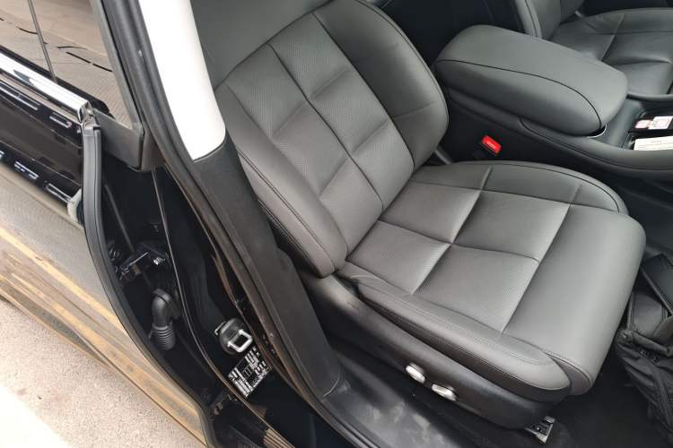 Used IM LS6 2023 Max Long-Range Version Right Front Seat