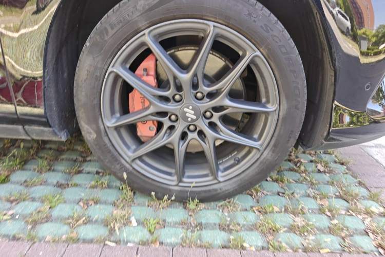Used IM LS6 2023 Max Standard Edition Right Front Wheel Hub