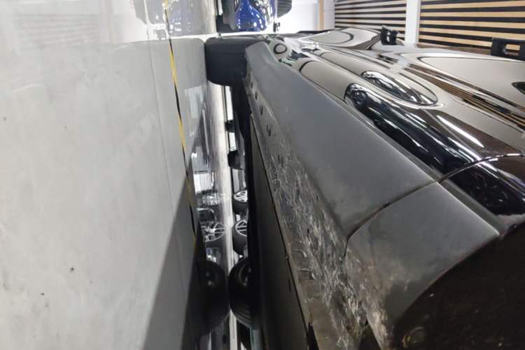 Used IM LS6 2023 Max Long-Range Version Right Side Sill