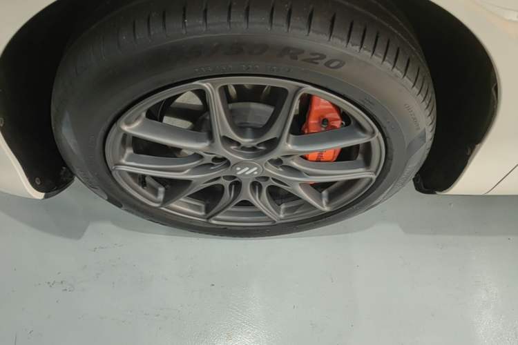 Used IM LS6 2023 Max Enhanced Performance Edition Left Front Wheel Hub