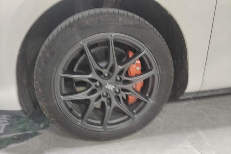 Used IM LS6 2023 Max Standard Edition Left Front Wheel Hub