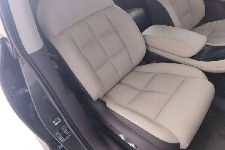 Used IM LS6 2023 Max Standard Edition Right Front Seat
