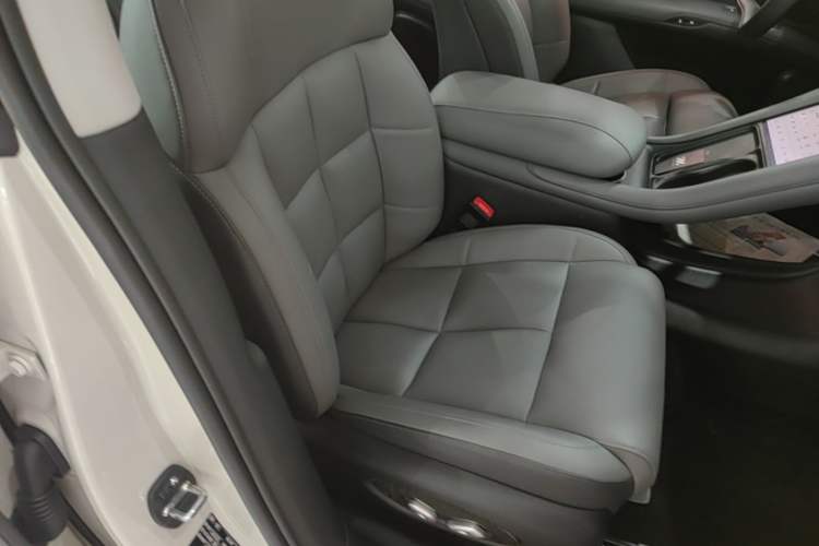 Used IM LS6 2023 Max Enhanced Performance Edition Right Front Seat