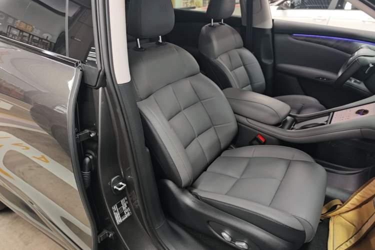 Used IM LS6 2023 Max Standard Edition Right Front Seat