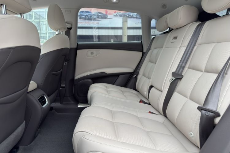 Used IM LS6 2023 Max Standard Edition Interior 1
