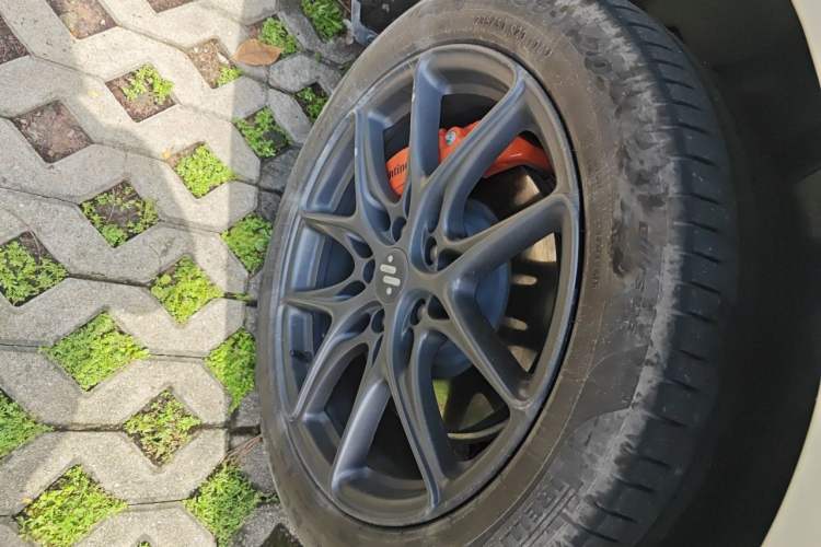 Used IM LS6 2023 Max Standard Edition Right Front Wheel Hub