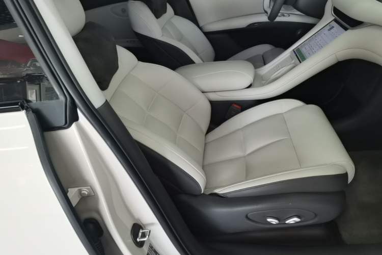 Used IM LS6 2023 Max Standard Edition Right Front Seat