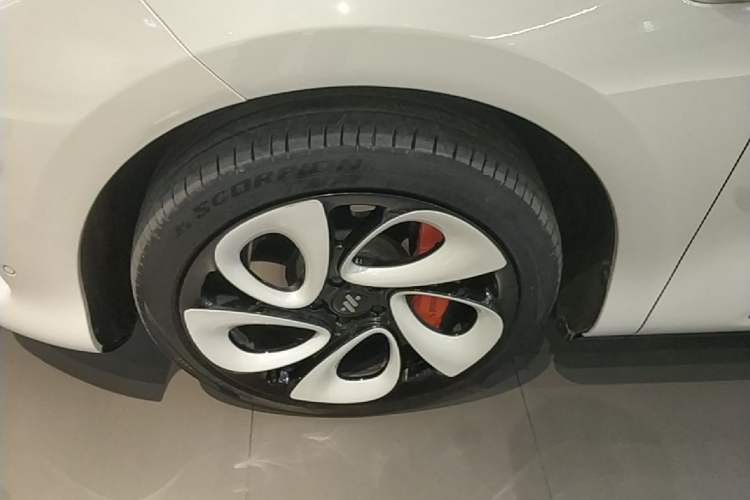 Used IM LS6 2023 Max Enhanced Performance Edition Left Front Wheel Hub