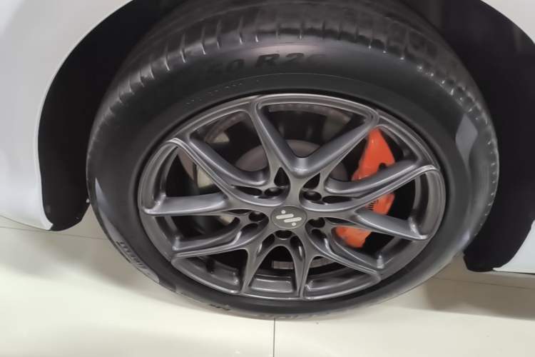 Used IM LS6 2023 Max Standard Edition Left Front Wheel Hub