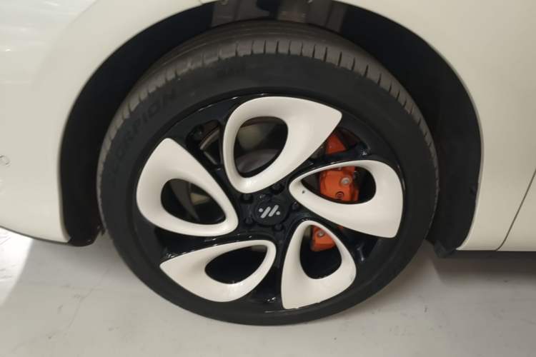 Used IM LS6 2023 Max Enhanced Performance Edition Left Front Wheel Hub