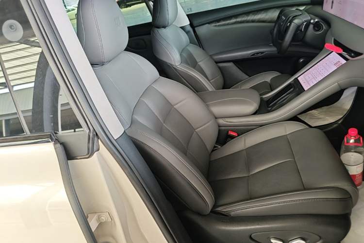 Used IM LS6 2023 Max Long-Range Version Right Front Seat