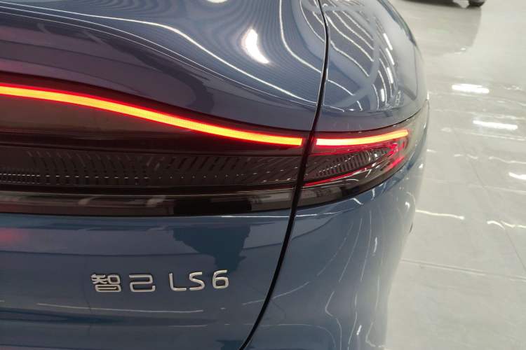 Used IM LS6 2025 Ultra-Powerful Lingxi Intelligent Enjoyment Edition Right Rear Taillight