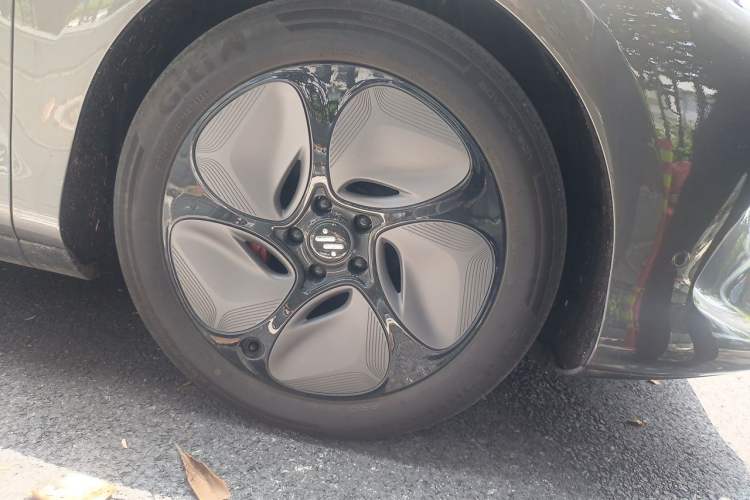 Used IM LS6 2025 Ultra-Powerful Lingxi Intelligent Enjoyment Edition Right Front Wheel Hub