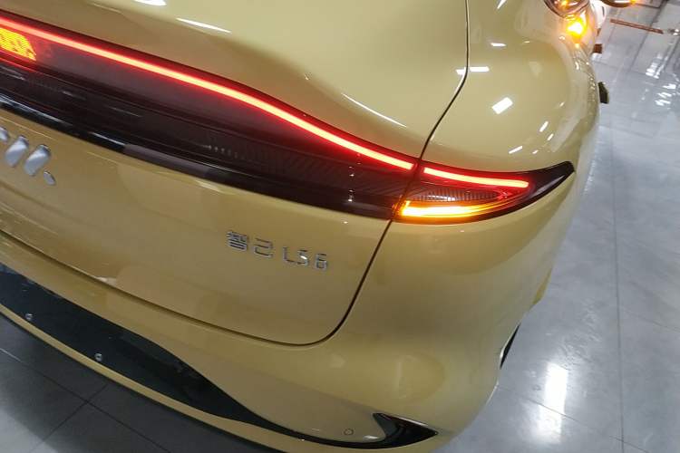 Used IM LS6 2025 Long-Range Lingxi Intelligent Driving Edition Right Rear Taillight
