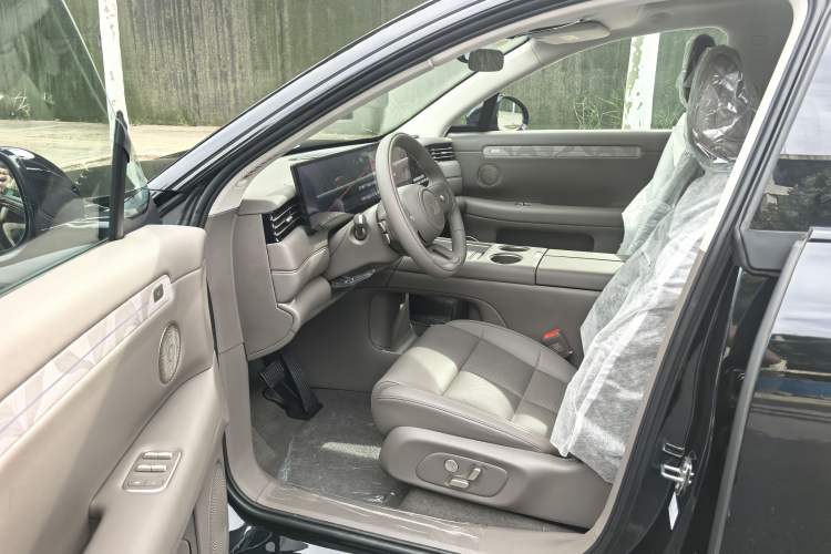 Used IM LS6 2026 Model Range-Extending 66 Max Interior 2