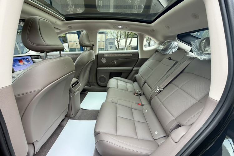 Used IM LS6 2026 Model Range-Extending 66 Max+ Interior 2